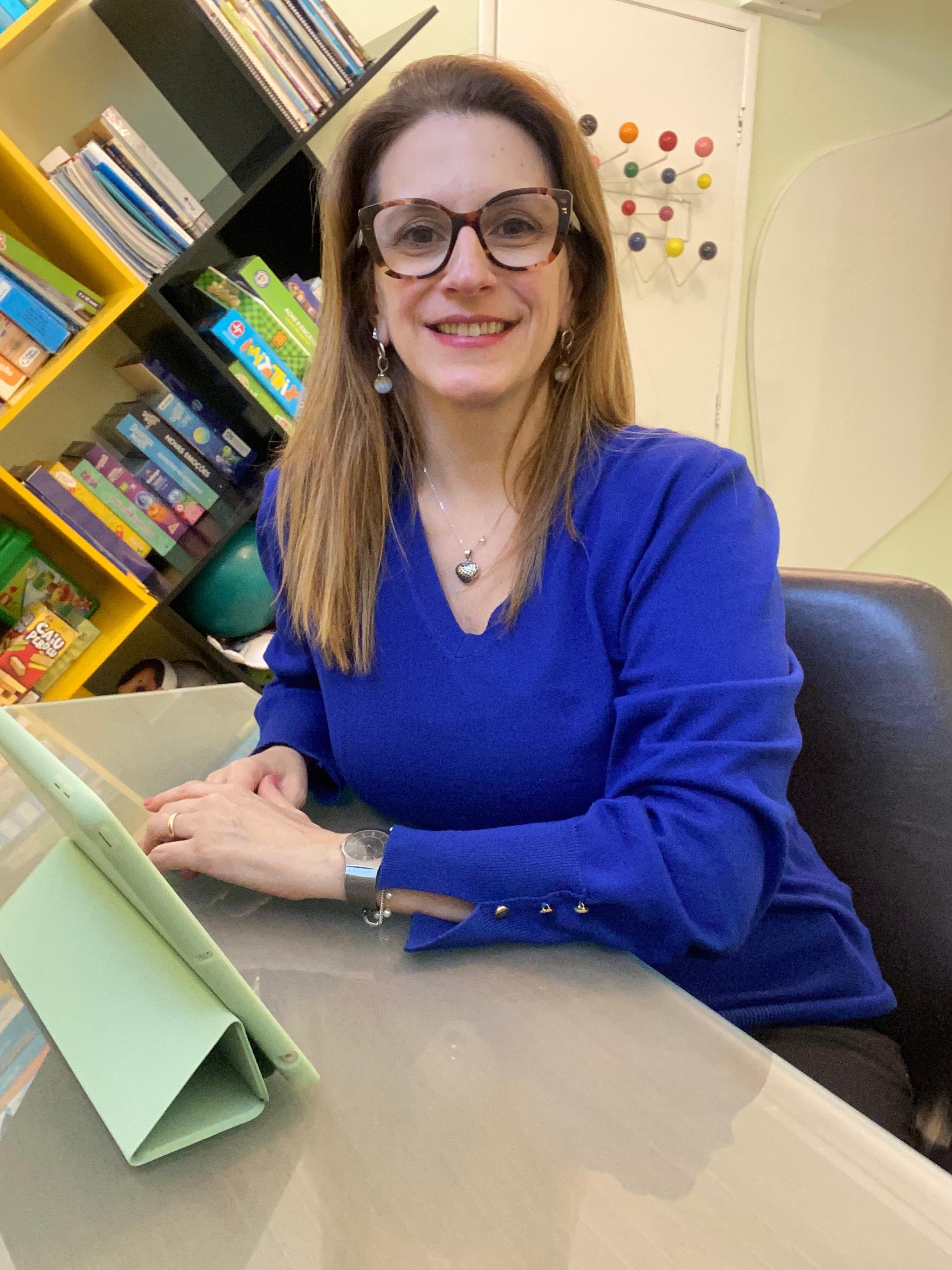 Raquel Lhullier em seu consultório